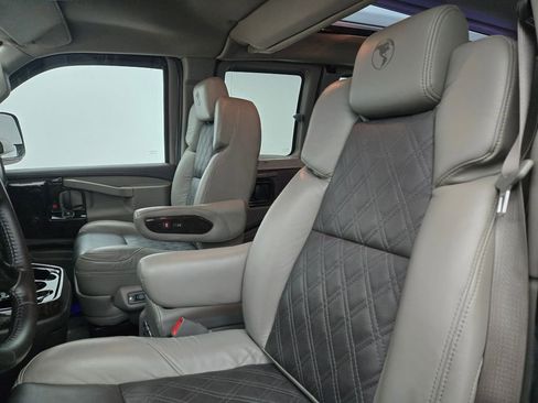 Used 2023 GMC Savana 2500 image 17