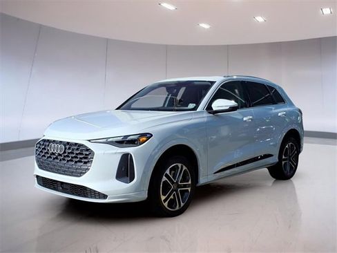 Used 2025 Audi Q5 Premium w/ Convenience Package image 4