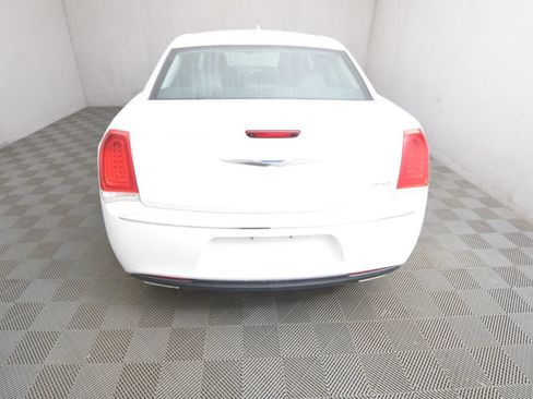 Used 2018 Chrysler 300 Limited image 6
