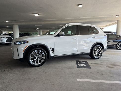 Used 2025 BMW X5 xDrive40i w/ Climate Comfort Package AWD/4WD image 2