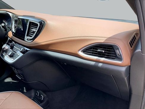 Used 2020 Chrysler Pacifica Limited w/ Advanced Safetytec Group FWD image 19
