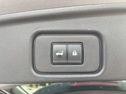 Used 2025 Nissan Pathfinder SV FWD image 32