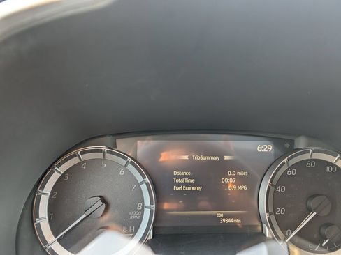 Used 2024 Toyota Highlander XLE AWD/4WD image 25