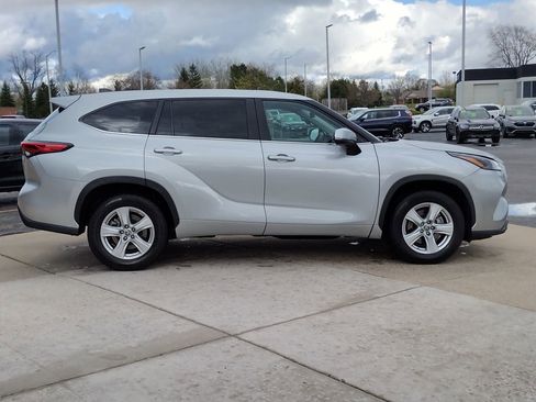 Used 2023 Toyota Highlander LE image 4