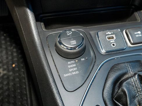 Used 2019 Jeep Cherokee Latitude Plus w/ Comfort/Convenience Group image 17