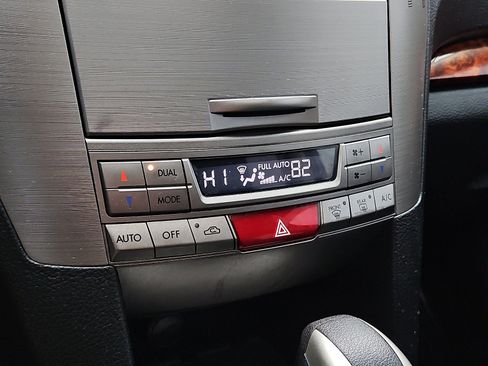 Used 2011 Subaru Outback 2.5i Limited image 16