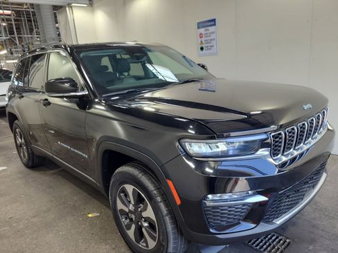 Used 2023 Jeep Grand Cherokee 4WD 4xe image 2