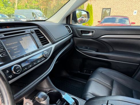 Used 2017 Toyota Highlander XLE AWD/4WD image 11