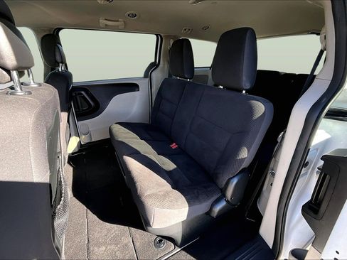 Used 2018 Dodge Grand Caravan SE w/ UConnect Hands-Free Group image 24