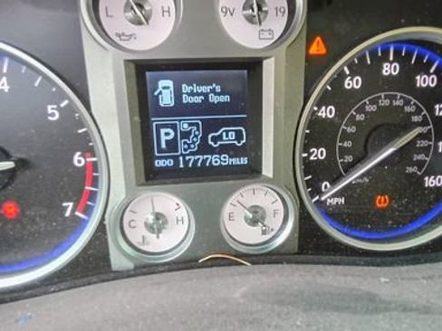 Used 2011 Lexus LX 570 4WD image 2