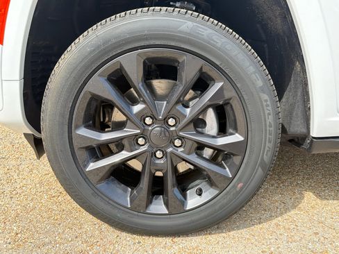 New 2026 Jeep Grand Cherokee L Limited AWD/4WD image 10