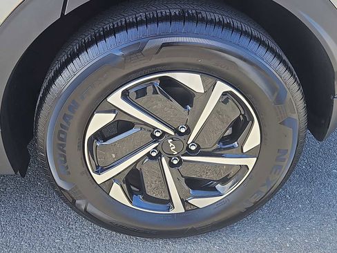 Used 2024 Kia Sportage LX image 3