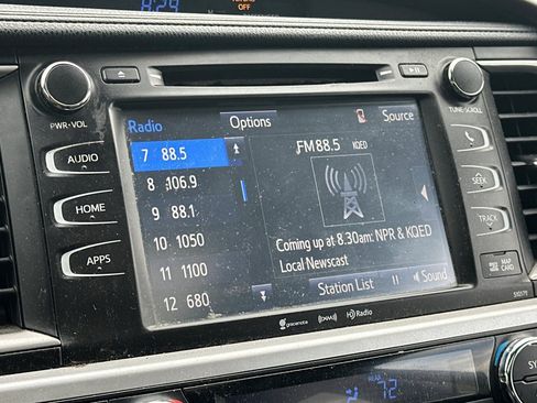 Used 2018 Toyota Highlander XLE image 25