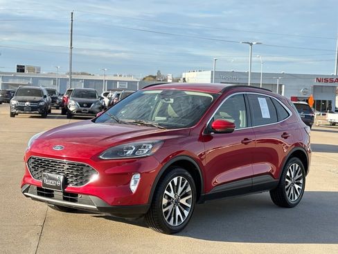 Used 2020 Ford Escape Titanium image 3