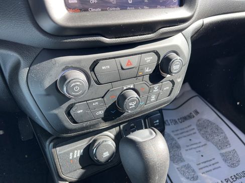 Used 2023 Jeep Renegade Latitude w/ Premium Group image 10