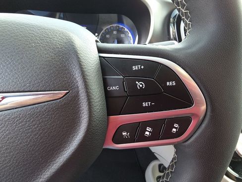 Used 2023 Chrysler Pacifica Touring-L FWD image 19