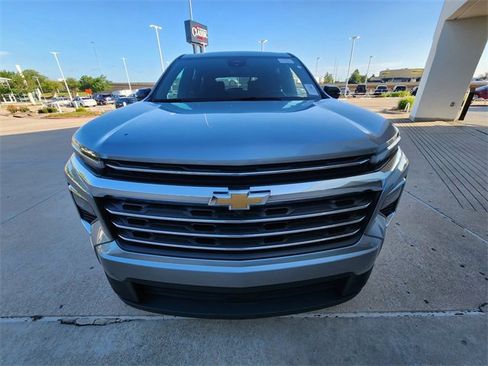 Used 2024 Chevrolet Traverse LT FWD image 2