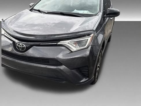 Used 2018 Toyota RAV4 LE FWD image 2