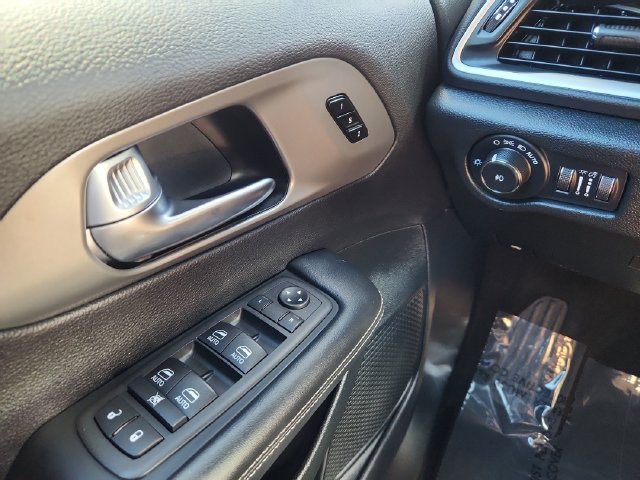Used 2025 Chrysler Pacifica Select FWD image 38