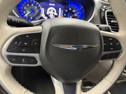 Used 2019 Chrysler Pacifica Limited FWD image 18