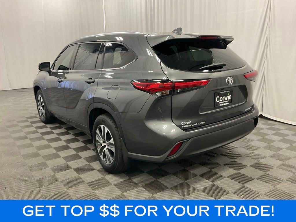 Used 2021 Toyota Highlander XLE AWD/4WD image 3
