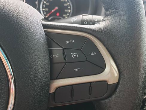 Used 2017 Jeep Renegade Latitude w/ Popular Equipment Group AWD/4WD image 28