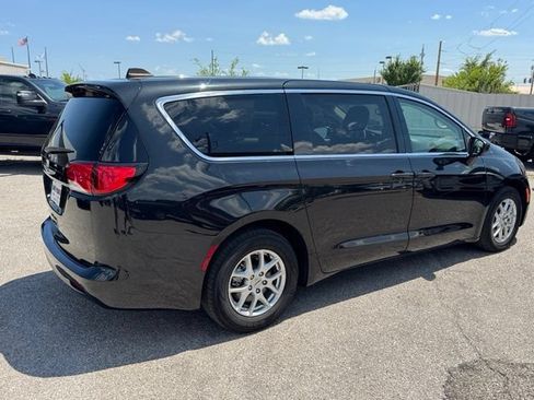 Used 2023 Chrysler Voyager LX FWD image 6
