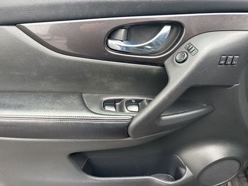 Used 2018 Nissan Rogue SV w/ Premium Package image 13