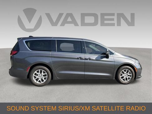 Used 2023 Chrysler Pacifica Touring-L FWD image 4