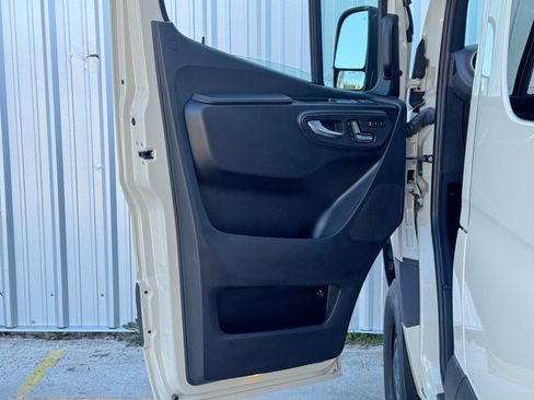 Used 2023 Mercedes-Benz Sprinter 2500 image 39