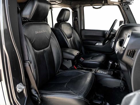 Used 2018 Jeep Wrangler Unlimited Sahara image 34