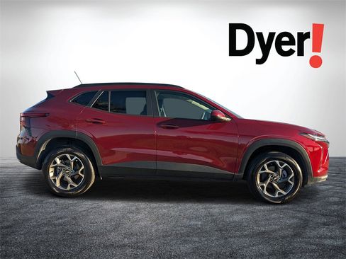 Certified 2025 Chevrolet Trax LT image 2