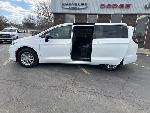 New 2026 Chrysler Pacifica Select image 4