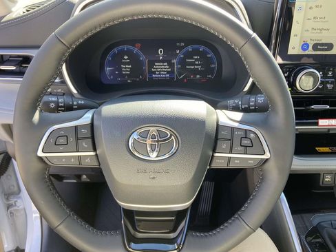 Used 2026 Toyota Highlander Limited AWD/4WD image 36
