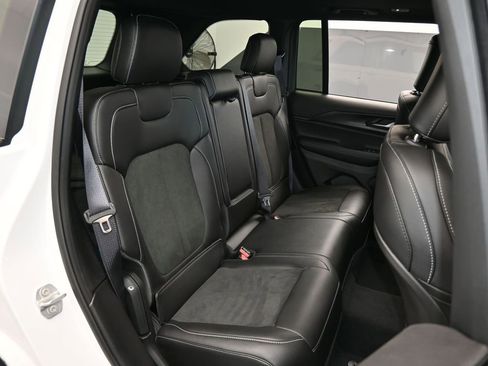 Used 2025 Jeep Grand Cherokee Altitude image 43