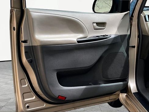 Used 2012 Toyota Sienna LE w/ Towing Pkg FWD image 22