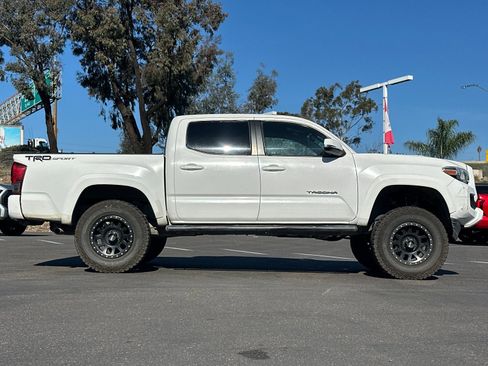 Used 2016 Toyota Tacoma TRD Sport image 6