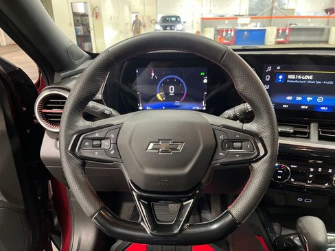 Used 2025 Chevrolet Trax RS w/ Sunroof Package image 38