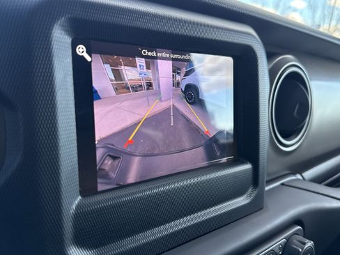 Used 2021 Jeep Gladiator Sport image 21