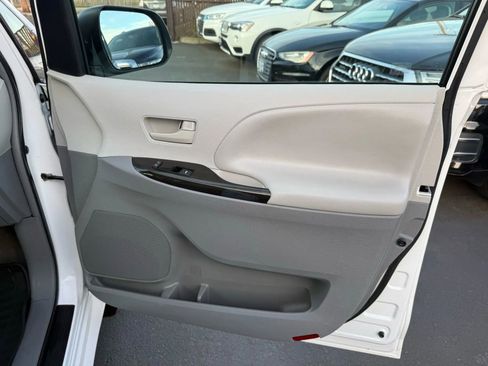 Used 2011 Toyota Sienna LE w/ Towing Pkg image 15