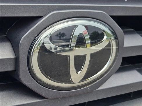 Used 2022 Toyota Tacoma SR5 w/ Technology Package image 5