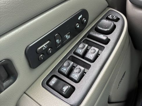 Used 2005 Chevrolet Avalanche Z71 w/ Preferred Equipment Group AWD/4WD image 19