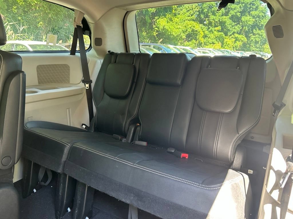 Used 2013 Chrysler Town & Country Touring FWD image 25
