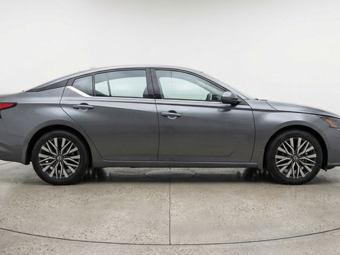 Used 2025 Nissan Altima 2.5 SV FWD image 11