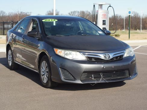 Used 2014 Toyota Camry LE image 2