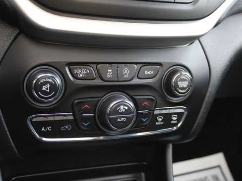 Used 2015 Jeep Cherokee Trailhawk w/ Comfort/Convenience Group image 33