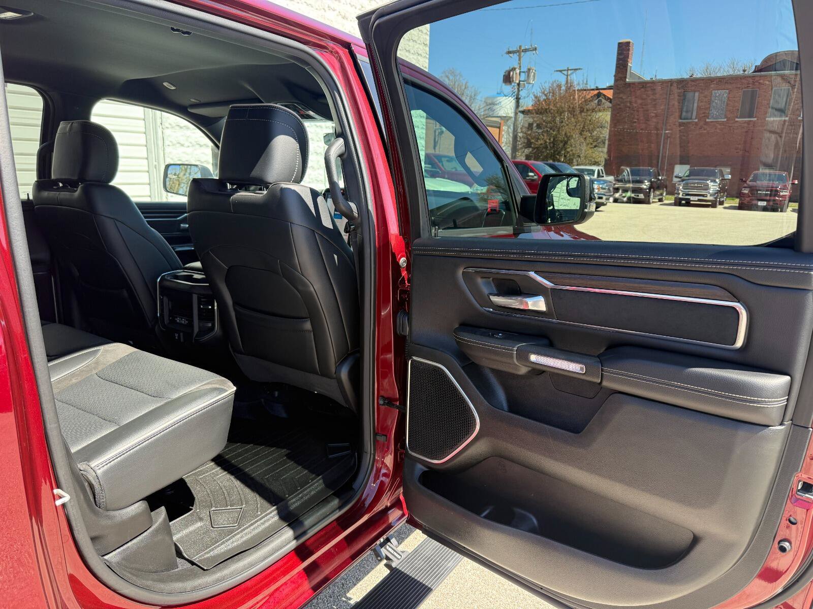 Used 2025 RAM 1500 Laramie w/ Sport Appearance Package AWD/4WD image 18