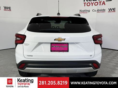 Used 2025 Chevrolet Trax LT w/ LT Convenience Package image 6