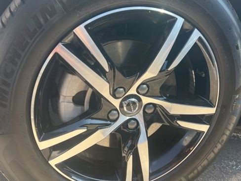 Used 2025 Volvo XC40 B5 Core w/ Climate Package image 32