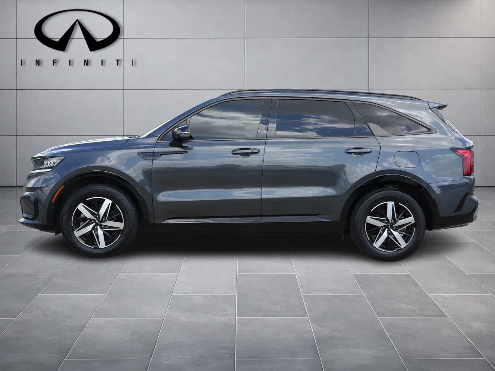 Used 2022 Kia Sorento EX w/ Panoramic Sunroof Package FWD image 4